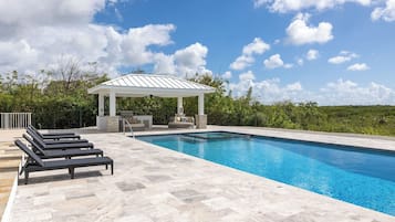 حمّام سباحة خارجي