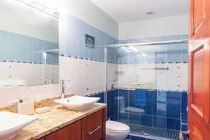 Dusche, Haartrockner, Bidet, Handtücher
