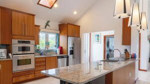 Cafetera y tetera, refrigerador, microondas y horno 