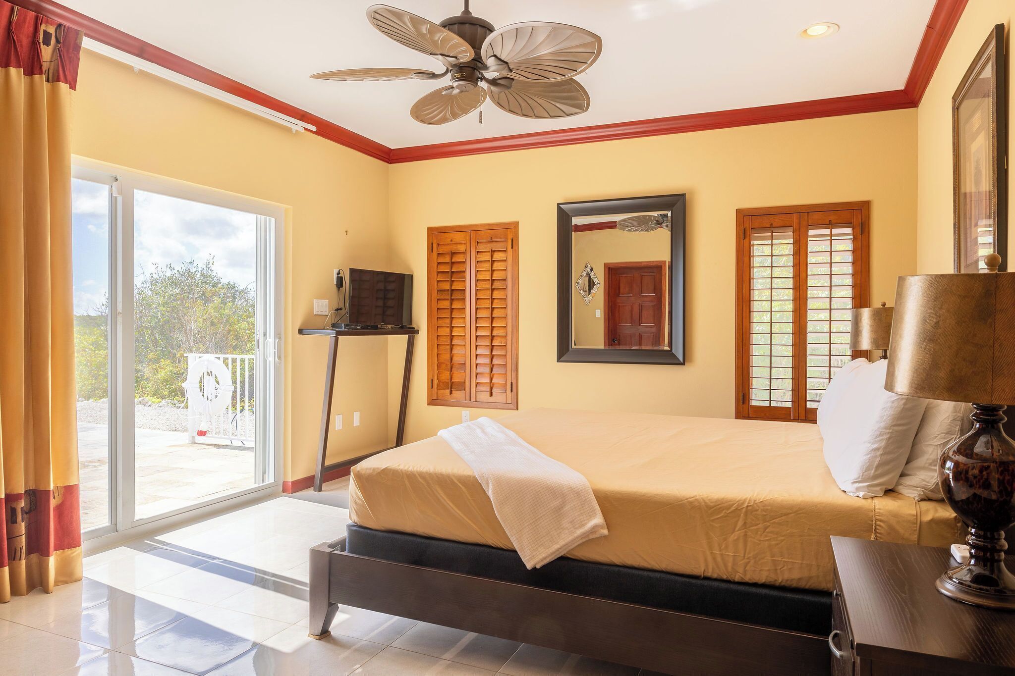 4 عدّة غرف نوم ومكتب ومكواة/لوح كي وسرير سفر