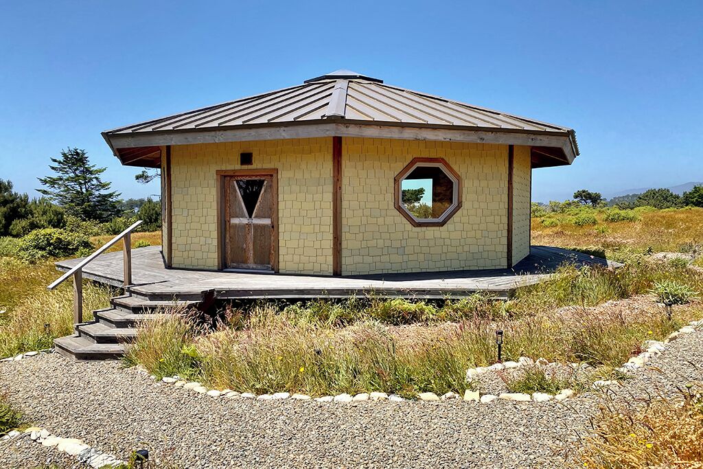 Octagon coastal cabin retreat. Private and pet friendly.