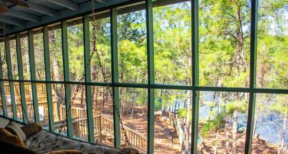 Leaning Pines Lodge, Sleeps 10, Double Cabins in the woods, 30 min to Round Top