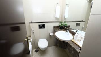 Ducha, cabezal de ducha tipo lluvia, toallas, jabón