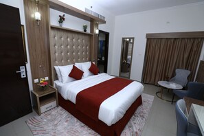 Habitación Deluxe | Ropa de cama hipoalergénica, escritorio, tabla de planchar con plancha