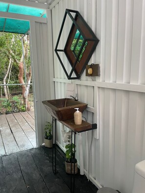 Tienda de campaña de lujo, vista al jardín, junto a la alberca | Baño | Toallas, jabón, shampoo, papel de baño 