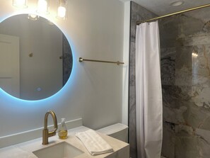 毛巾、肥皂、卫生纸