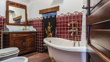 Apartament, balcó | Bany | Banyera, assecador de cabells, bidet i tovalloles