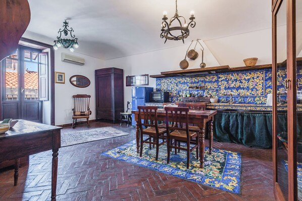 Apart Daire, Balkon | Odada yemek servisi