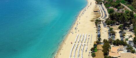 På stranden og solsenger