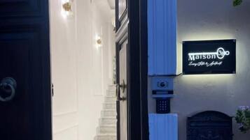 Fassade der Unterkunft – Abend/Nacht