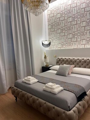 デザイン ダブルルーム クイーンベッド 1 台 専用バスルーム シティビュー | セーフティボックス (室内)、遮光カーテン、防音設備、WiFi (無料)