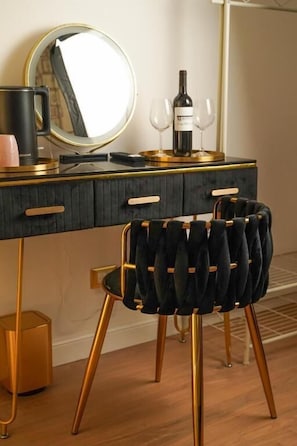 Habitación doble de diseñador, 1 cama Queen size, baño privado, vista a la ciudad | Café y/o cafetera