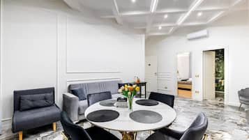 Luxury Apartment, Non Smoking, Kitchenette | Ruang tamu