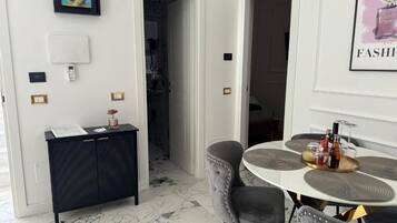 Appartamento familiare, 2 camere da letto, angolo cottura, vista mare parziale | Area soggiorno