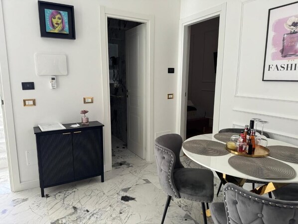 Appartamento familiare, 2 camere da letto, angolo cottura, vista mare parziale | Area soggiorno