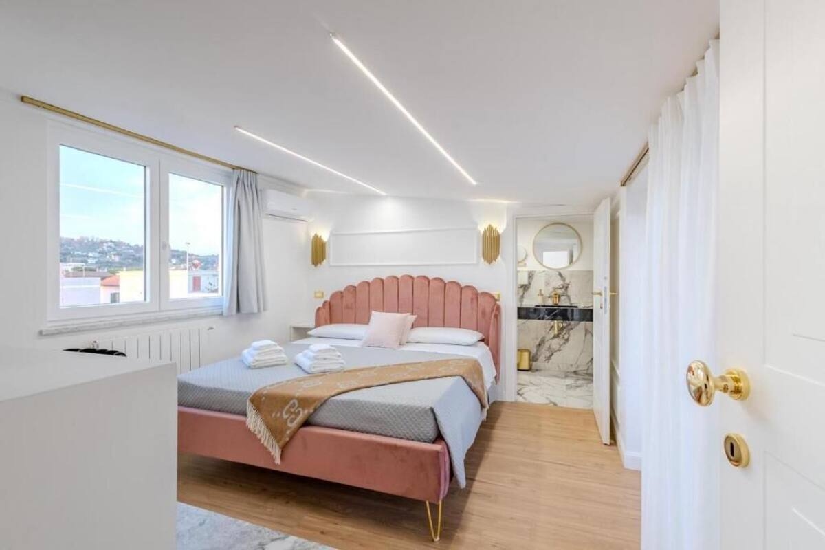 Attico panoramico, vista mare | Una cassaforte in camera, tende oscuranti, Wi-Fi gratuito