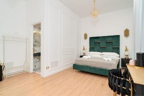 Habitación doble Deluxe, baño privado, vista a la ciudad | Caja de seguridad en la habitación, cortinas blackout y insonorización