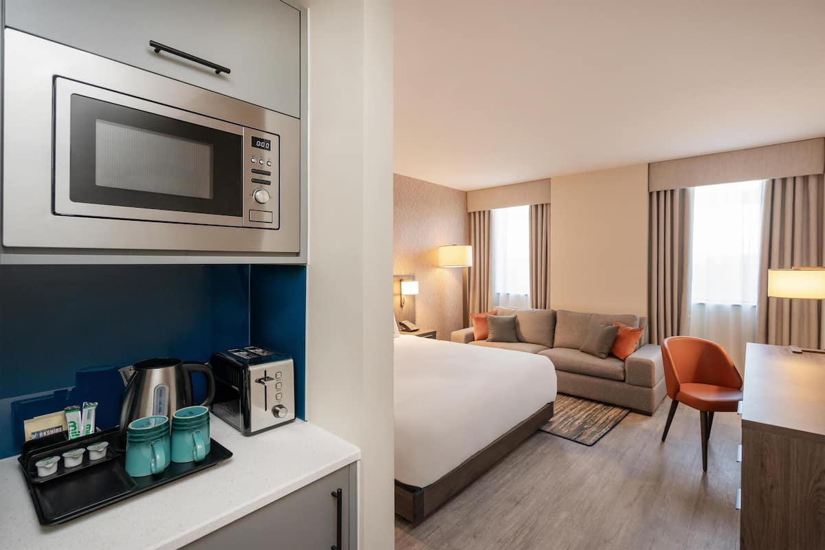 Huone, 1 suuri parisänky | Tallelokero huoneessa, ilmainen Wi-Fi, vuodevaatteet