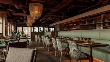 2 من المطاعم، حيث تُقدم وجبات الإفطار، الغداء، أطباق أمريكا اللاتينية