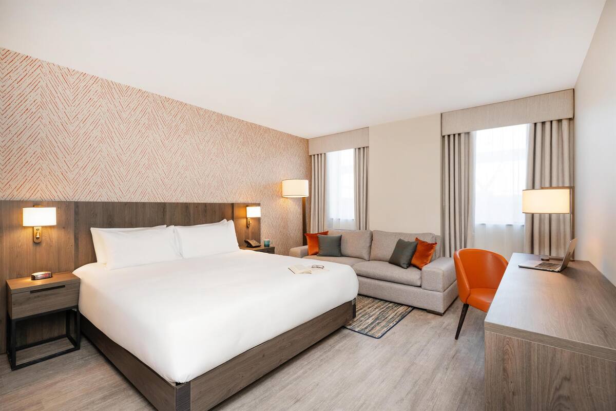 In-room safe, WiFi (free), bed sheets