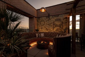 2 restaurants, breakfast, lunch, dinner served; Latin American cuisine - Hyatt House Leeds (Leeds)