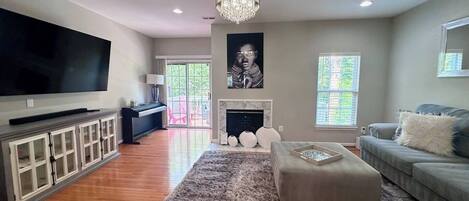 TV connectée, cheminée, écrans d'ordinateur