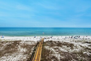 På stranden och solstolar