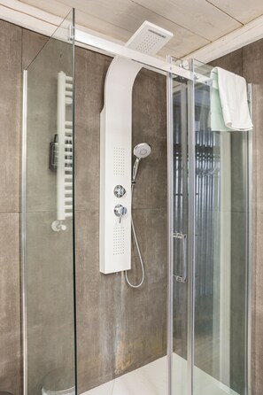 Luxury Room | Bathroom | Shower, rainfall showerhead, hair dryer, towels - Bari LandLord 8 (Bari)