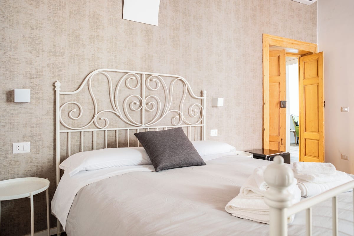 Luxury Room | Soundproofing, iron/ironing board (on request), WiFi (free), bed sheets