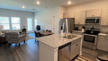Coffee/tea maker, fridge, microwave, oven