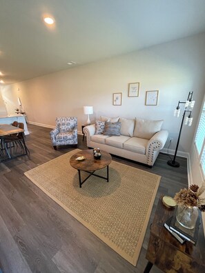 Smart TV - New Townhome in North Myrtle near the Sports Complex & minutes from the beach.  (Little River)