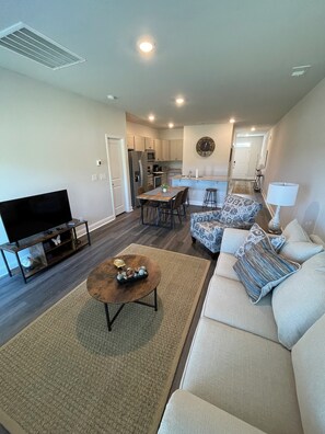Smart TV - New Townhome in North Myrtle near the Sports Complex & minutes from the beach.  (Little River)