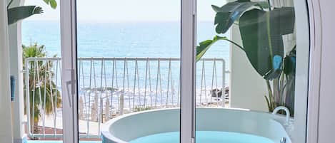 Chambre Deluxe, baignoire Ă remous, vue sur la mer | Terrasse/patio