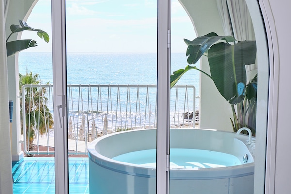Habitación Deluxe, hidromasaje, vista al mar | Terraza o patio