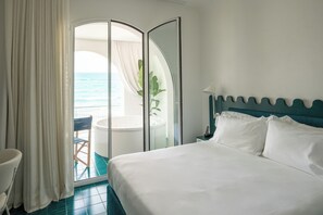 Rom – deluxe, spabadekar, sjøutsikt | Safe på rommet, skrivebord, lydisolert og strykejern/-brett