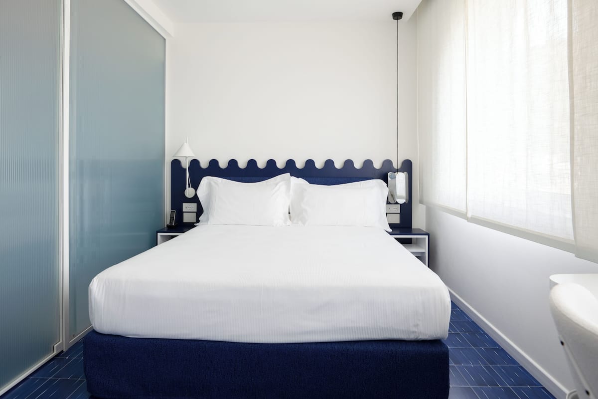 Rom – classic, 1 queensize-seng | Safe på rommet, skrivebord, lydisolert og strykejern/-brett