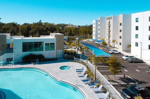 New Luxury Condo near Downtown Sarasota Sleeps 4. Pet Friendly with Gym & Pool!