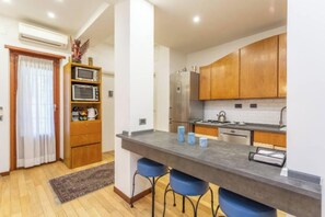 Réfrigérateur, four à micro-ondes, un four, surface de cuisson