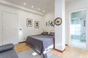 4 soverom, skrivebord, strykejern/-brett og reiseseng for barn