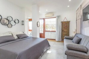 4 bedrooms, desk, iron/ironing board, travel cot