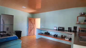 Fridge, oven, stovetop, coffee/tea maker