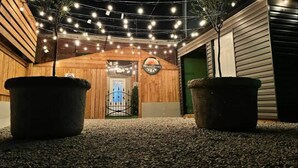 Un bâtiment en bois avec une enseigne indiquant « HOB AND SPOKE » et une porte dotée d’un portail en métal.