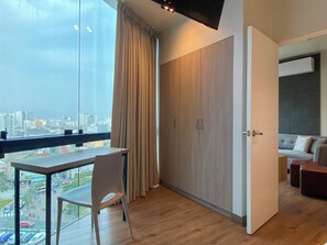 Apartamento, 2 habitaciones (1301) | Zona de estar | Una televisión