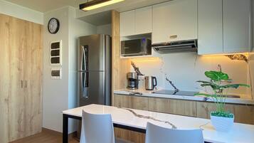 Apartment (1402) | Private kitchen | Fridge, microwave, oven, stovetop