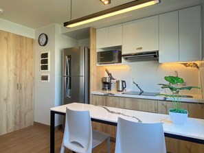 Apartamento (1402) | Cocina privada | Frigorífico, microondas, horno y placa de cocina