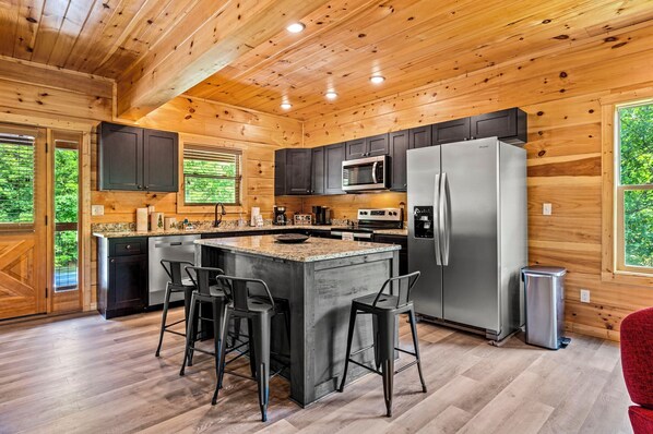 Fridge, microwave, oven, stovetop - Book NYE! Weekly Discount, Kid-Friendly, Private Pool&Hot Tub, 15 Min to Parkway (Sevierville)