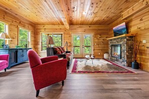 Smart TV, fireplace, books - Book NYE! Weekly Discount, Kid-Friendly, Private Pool&Hot Tub, 15 Min to Parkway (Sevierville)