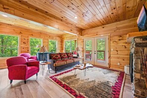 Smart TV, fireplace, books - Book NYE! Weekly Discount, Kid-Friendly, Private Pool&Hot Tub, 15 Min to Parkway (Sevierville)