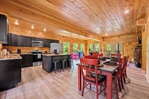 Fridge, microwave, oven, stovetop - Book NYE! Weekly Discount, Kid-Friendly, Private Pool&Hot Tub, 15 Min to Parkway (Sevierville)