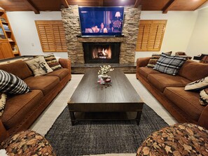 Smart TV, fireplace, DVD player - Ultimate Family Retreat: Arcade Pool Kayaks Bikes! (Big Bear Lake)
